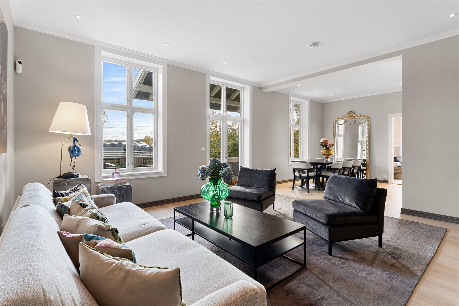 I 1. etasje finner man en meget tiltalende og luftig stue/spisestue med generøs takhøyde (ca. 2,90m) og store vindusoverflater, som slipper inn rikelig med lys og skaper en hyggelig atmosfære. Galleribilde