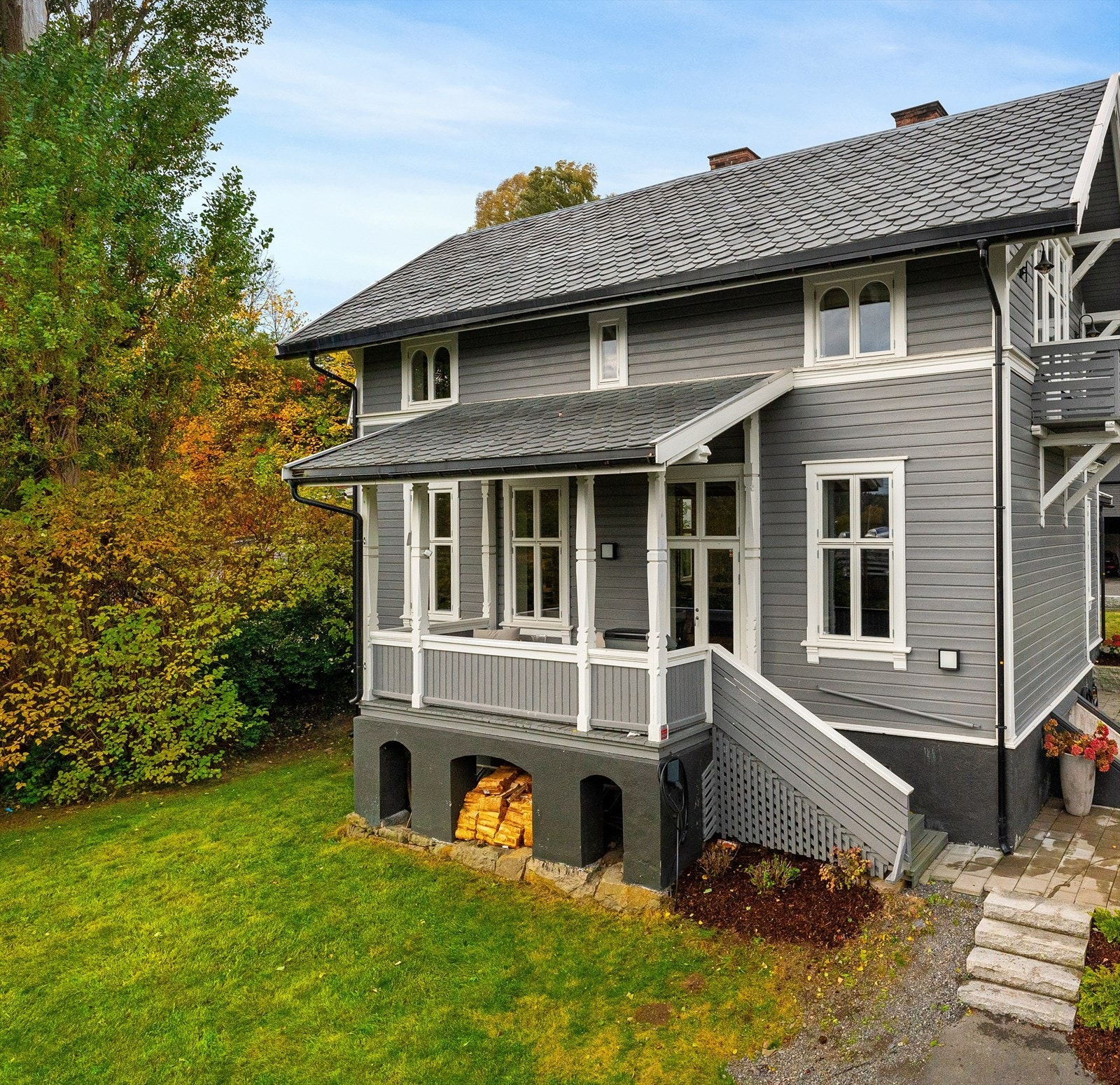 Dette er en flott mulighet til å sikre seg en ærverdig og påkostet sveitservilla o/ 3 plan med flere herlige utesoner. Denne vakre villaen er beliggende på Bestum/Ullern - et meget attraktiv og barnevennlig boligområde, som ligger vest for Skøyen. Galleribilde