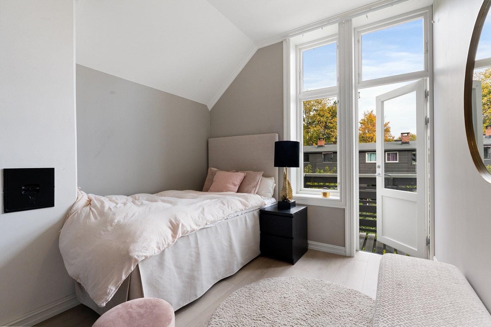 Soverom nr. 2 har adkomst til flott solbalkong på ca. 2,5 kvm. Ellers godt med plass til seng, garderobeskap, skrivepult eller kommode el. Galleribilde