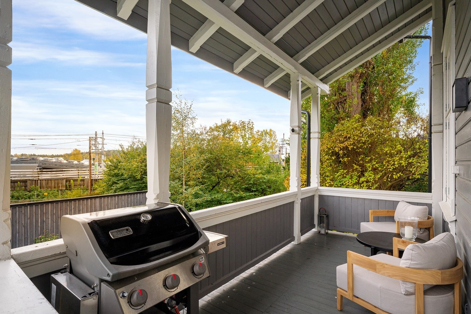 Fra stuen er det adkomst til overbygget østvendt veranda på ca. 10 kvm med trapp ned til hagen. Verandaen blir som en forlengelse av stuen på varme dager. På terrassen/ i hagen er det gode solforhold og god plass til utemøbler, grill, blomster e.l. Galleribilde