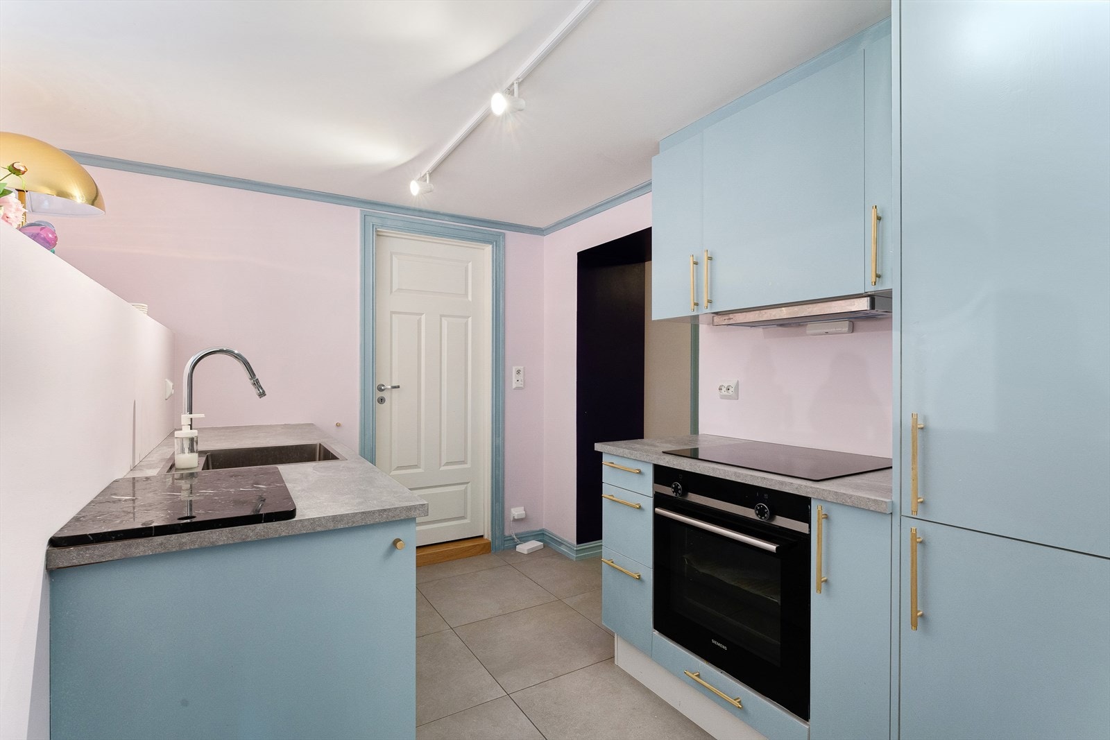 Kjøkkenet er innredet med induksjonstopp, stekeovn og oppvaskmaskin fra Siemens samt kombiskap. Vannstopp-system og komfyrvakt er montert. Galleribilde