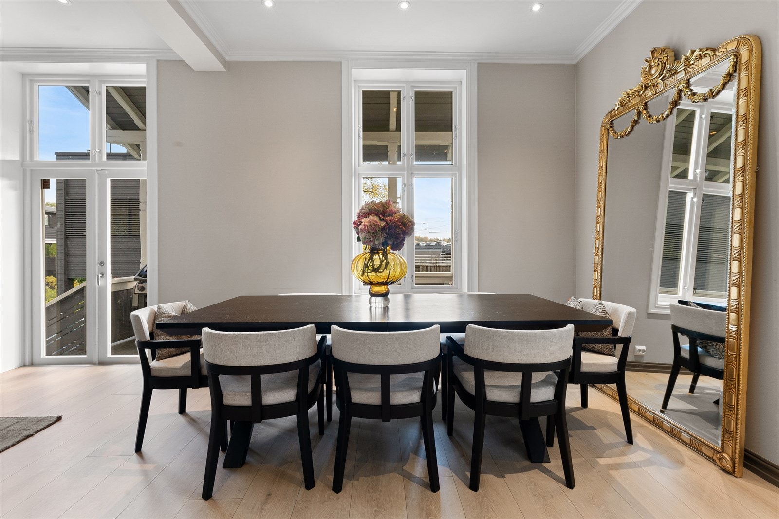 Spisestue med åpen løsning mot kjøkken og stue. Galleribilde