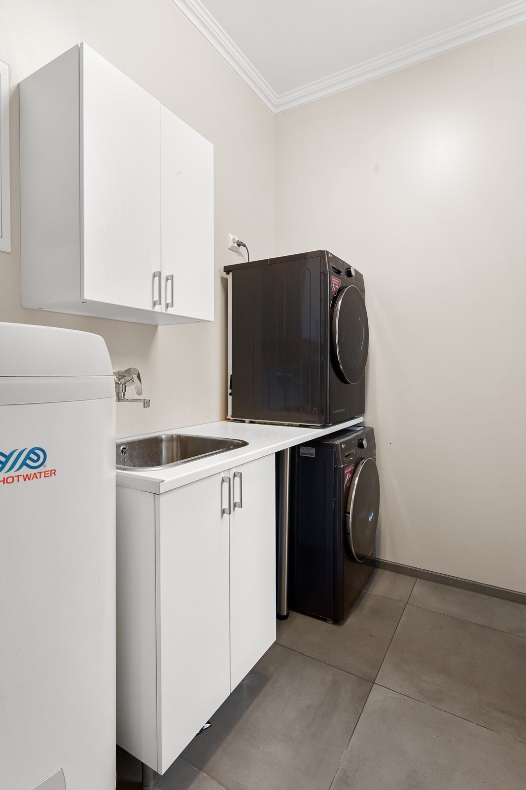 Vaskerom fra 2020 med fliselagt gulv med varmekabler. Det er også synlig membran under slukmansjetten. Vaskerommet har nyere innredning som inkluderer bereder, servantskap, rørfordelingsskap, skyllekum og opplegg for både vaskemaskin og tørketrommel. Galleribilde