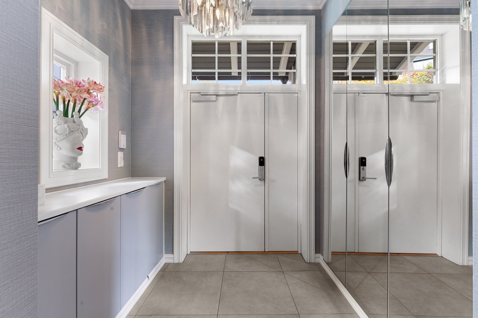 Meget delikat og staselig entré med fliselagt gulv og varmekabler, som gir et godt førsteinntrykk av boligen. Galleribilde