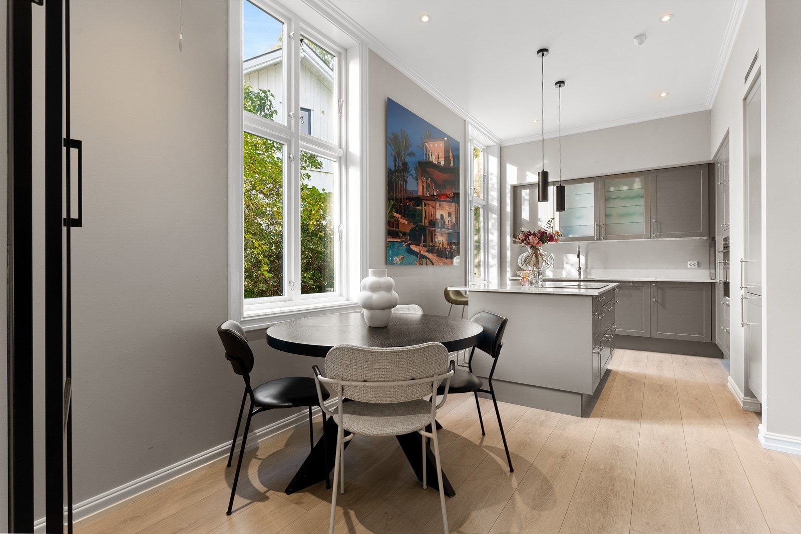 Kjøkkenet er designet og innredet med tanke på funksjonalitet, og er et hyggelig oppholdsrom. Her er det godt med plass til kjøkkenbord og stoler. Galleribilde