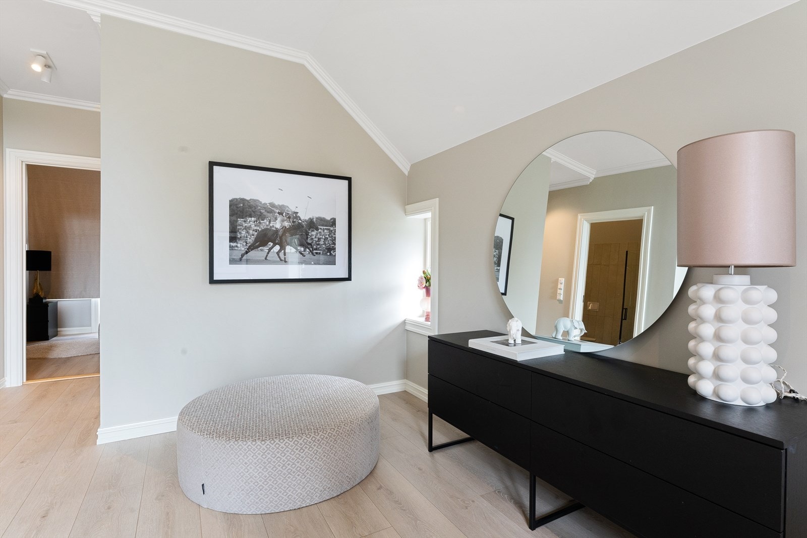 Et perfekt rom for barna når de har venner på besøk, som lekerom, TV-stue, treningsrom e.l. Galleribilde