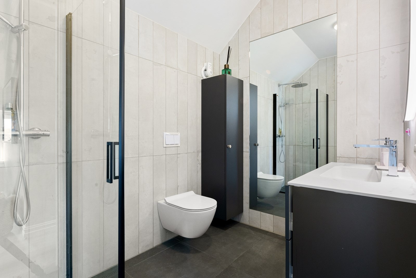 Dette påkostede og elegante badet i husets andre etasje ble som de andre våtrommene totalrenovert i 2020. Badet har avlange stående fliser på vegg og det er malte glatte plater i taker. Det er flis på gulvet med varmekabler som varmekilde. Galleribilde