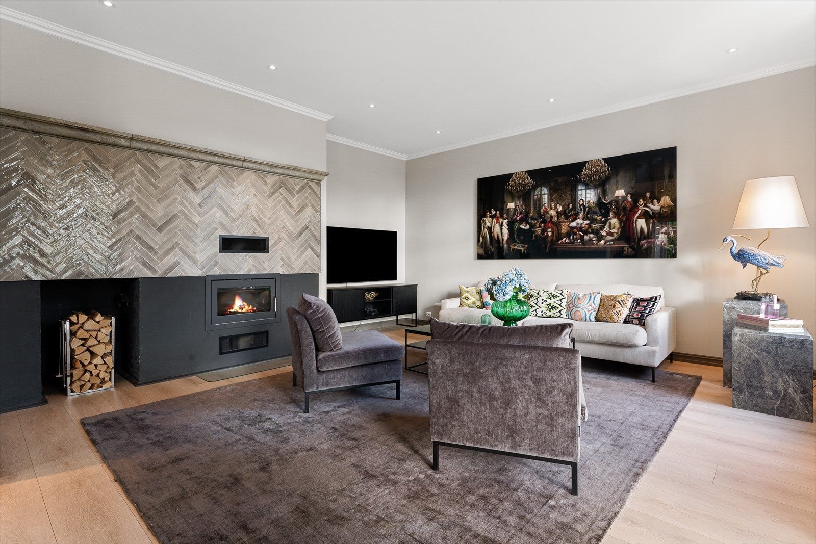 Boligen gjennomgikk en omfattende totalrenovering i 2020, og holder en generelt høy standard med mange fremdragende detaljer i de ulike rommene. Galleribilde