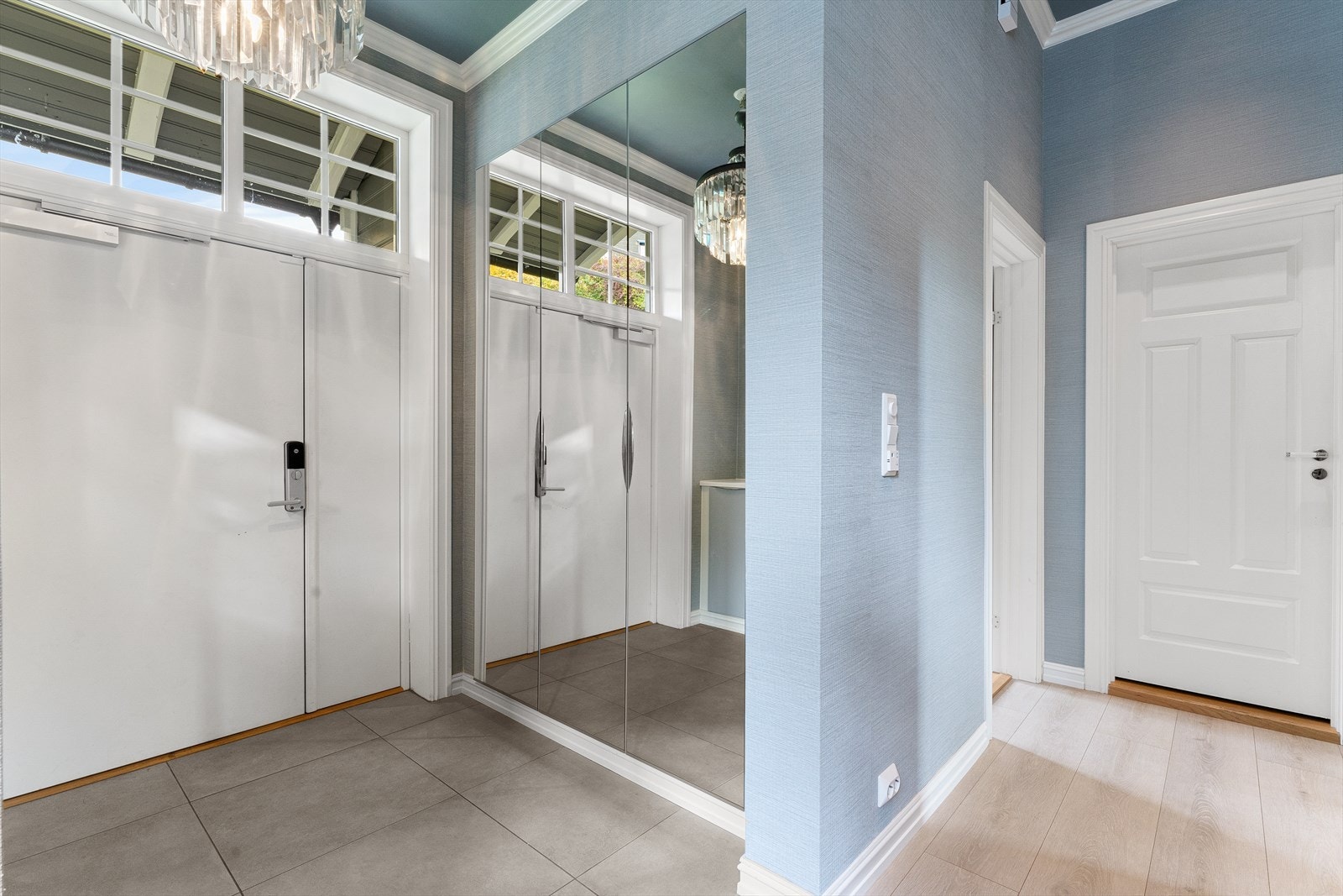 Her er det god plass til å henge fra seg ytterklær og sette fra seg sko. Galleribilde