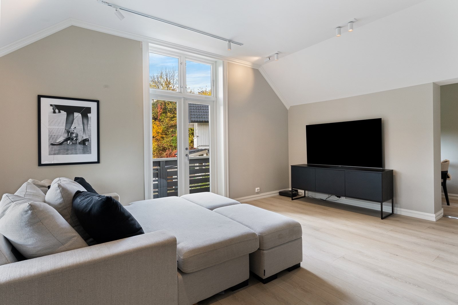 Her er det god plass til sofagruppe, skrivebord, bordtennisbord, bokhyller m.m. Galleribilde