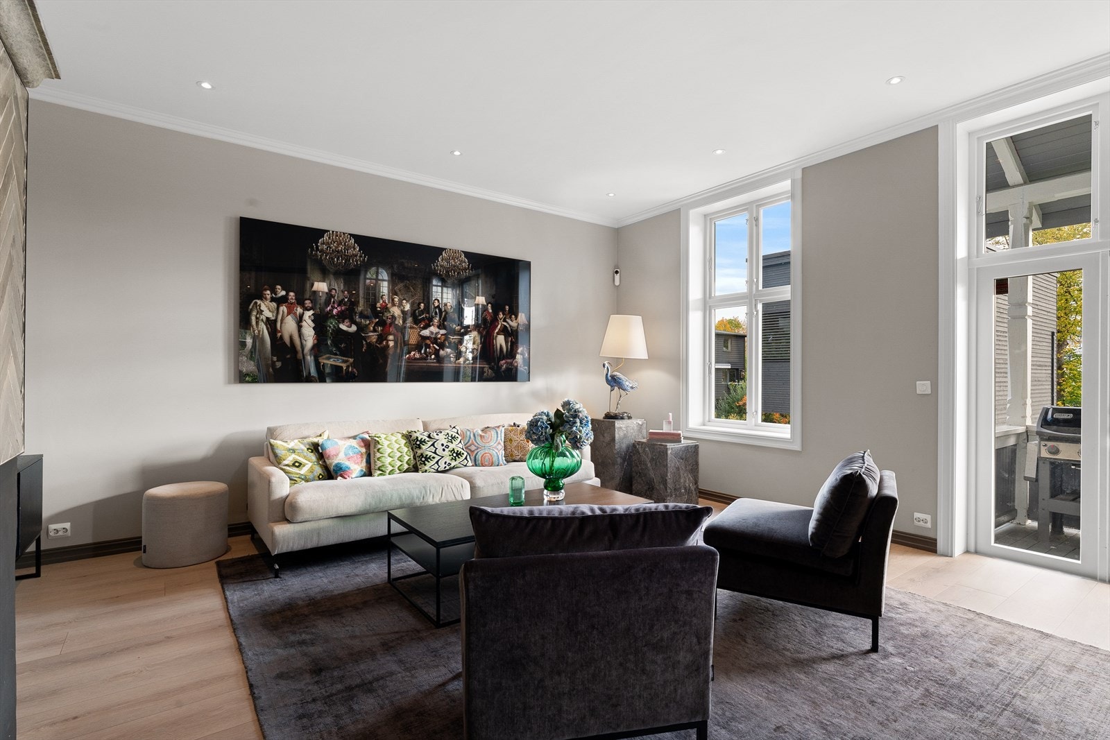 Stuen har gode møbleringsmuligheter, med god plass til sofagruppe og tilhørende møblement, hyller etc. Galleribilde