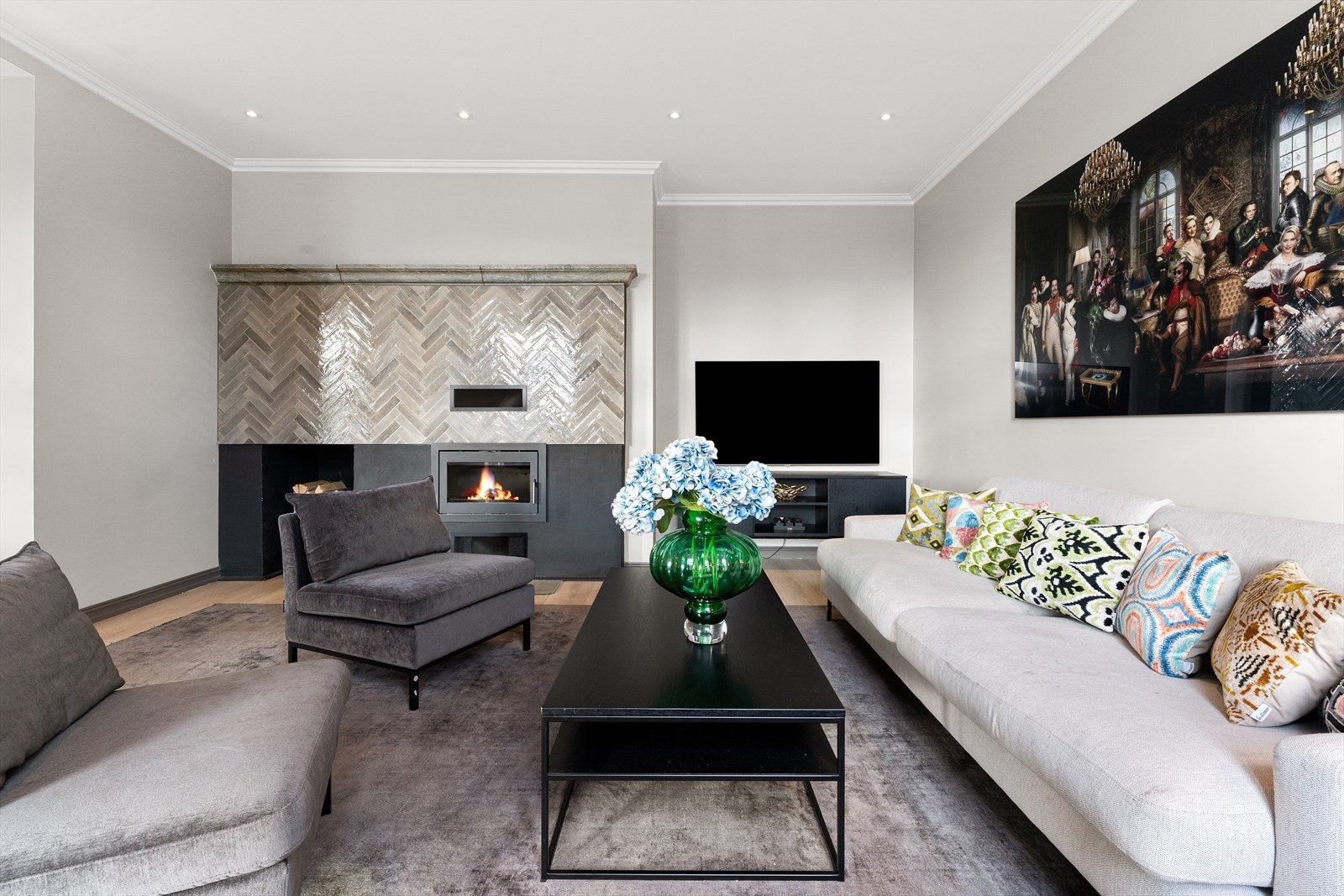 Stuen er boligens naturlige samlingssted for hele familien, og har en stilren peis som varmer godt på kalde dager. Galleribilde