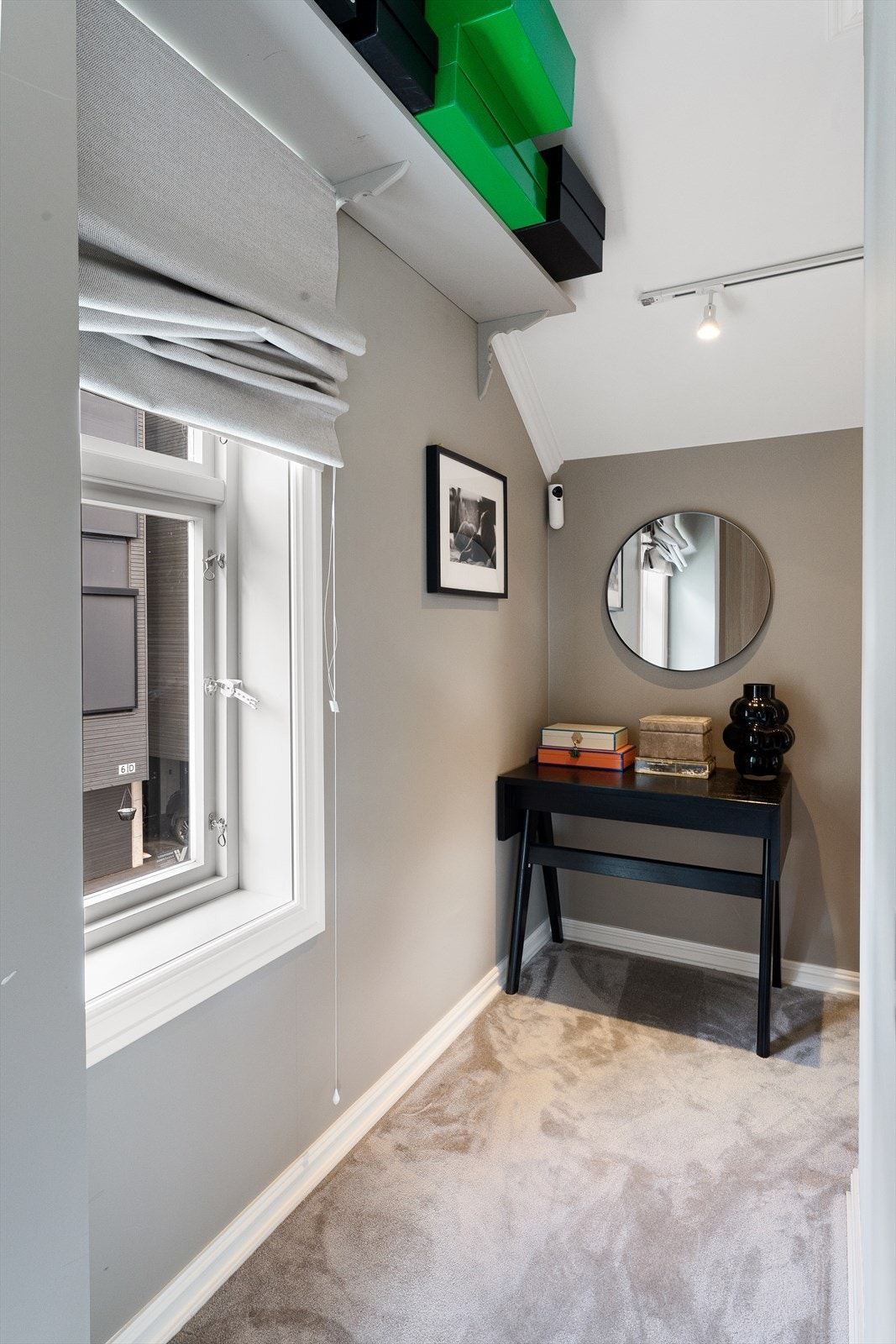 Her er det også godt med plass til sminkebord el. Galleribilde