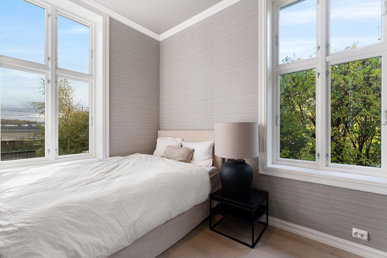 Boligen har totalt 5 pene soverom, hvorav 2 (soverom nr. 4 og 5) befinner seg i 1. etasje og de resterende i 2. etasje (Hovedsoverom + soverom nr. 2 og 3). Soverom nr. 4 har godt med plass til seng, garderobeskap eller kommode el. Galleribilde