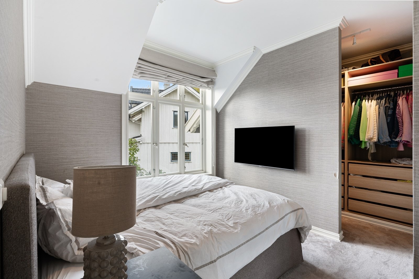 Hovedsoverom (soverom nr. 1) er av god størrelse og har adkomst til eget walk-in-closet. Ellers godt med plass til dobbeltseng og nattbord el. Galleribilde