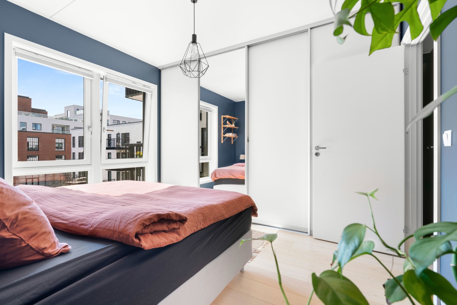 Her er det også rikelig med oppbevaringsplass i skyvedørsgarderobe som strekker seg fra gulv til tak på veggen mot stuen. Galleribilde