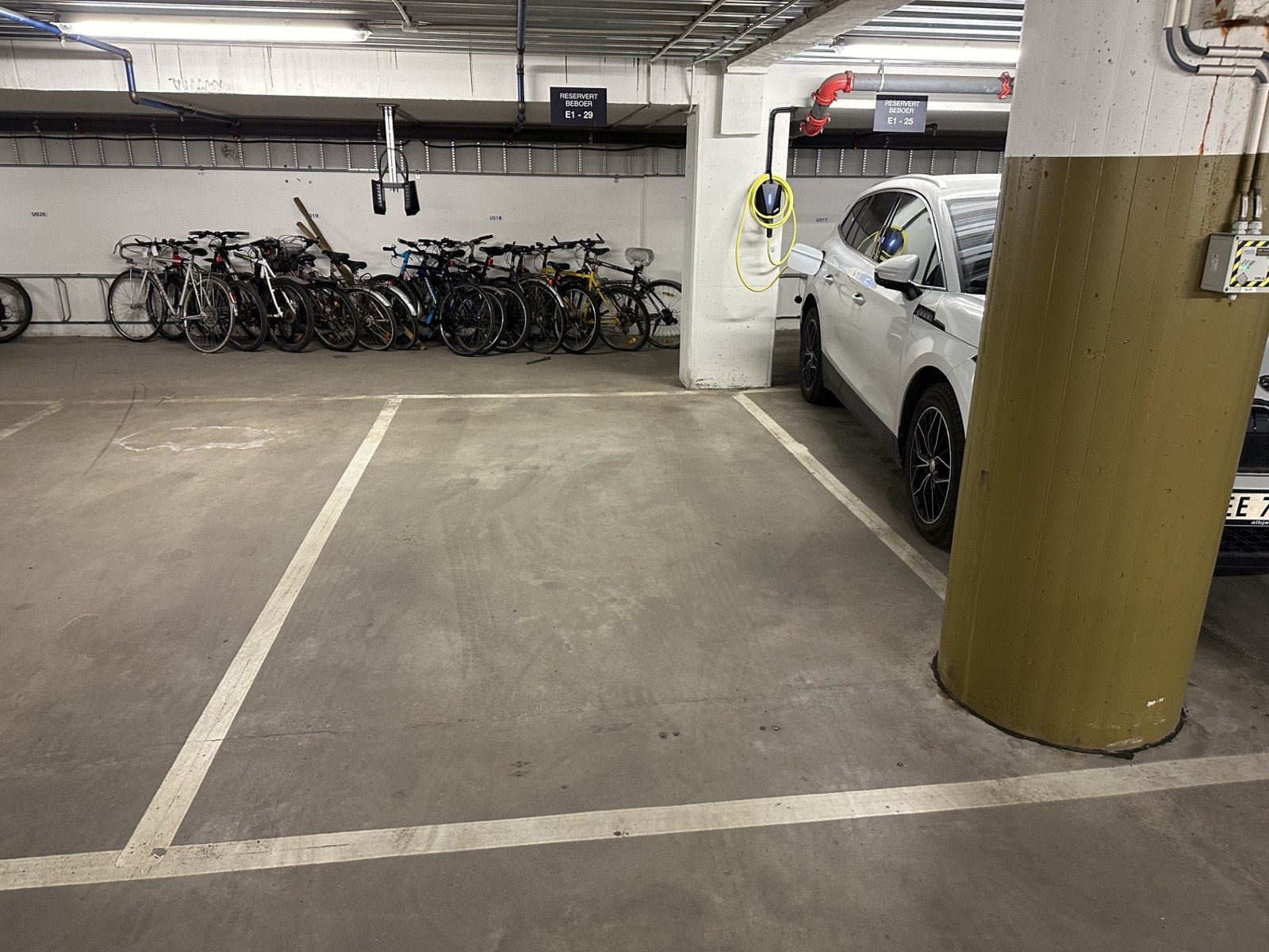 Det medfølger biloppstillingsplass med lademuligheter i garasjeanlegget under Vinslottet. Galleribilde