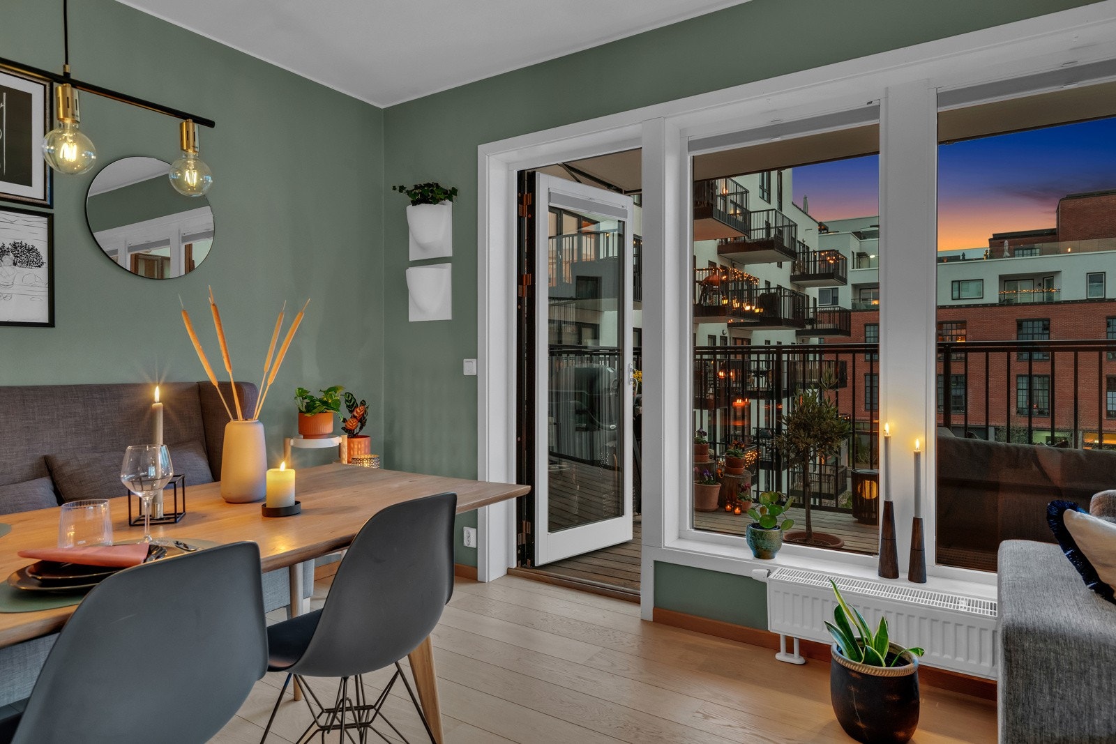 Leiligheten har en hyggelig spiseplass med direkte adkomst til 10 kvm syd-vestvendt balkong mot bakgård. Galleribilde