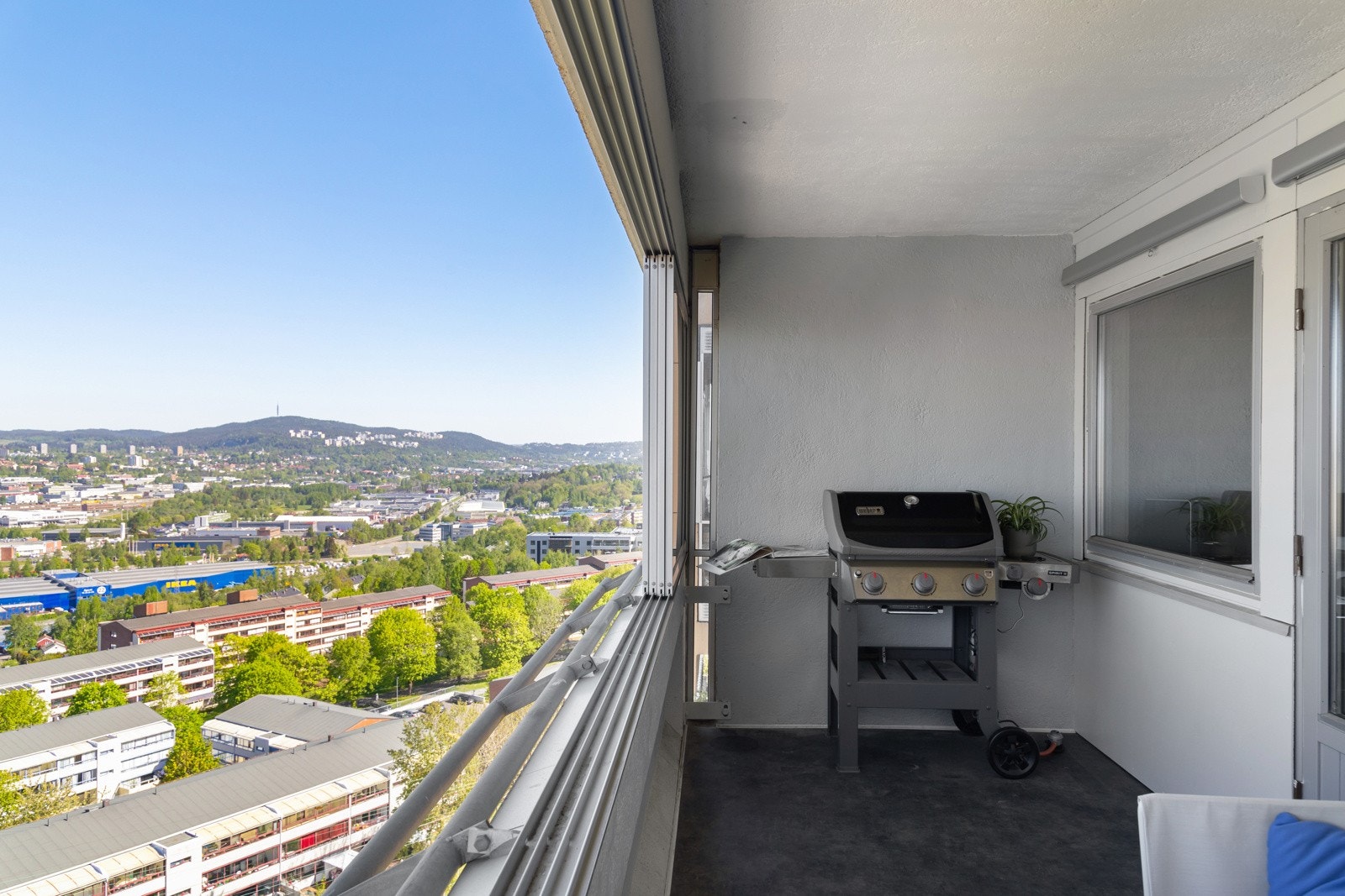 Balkongen har god plass til flere sittegrupper. Galleribilde
