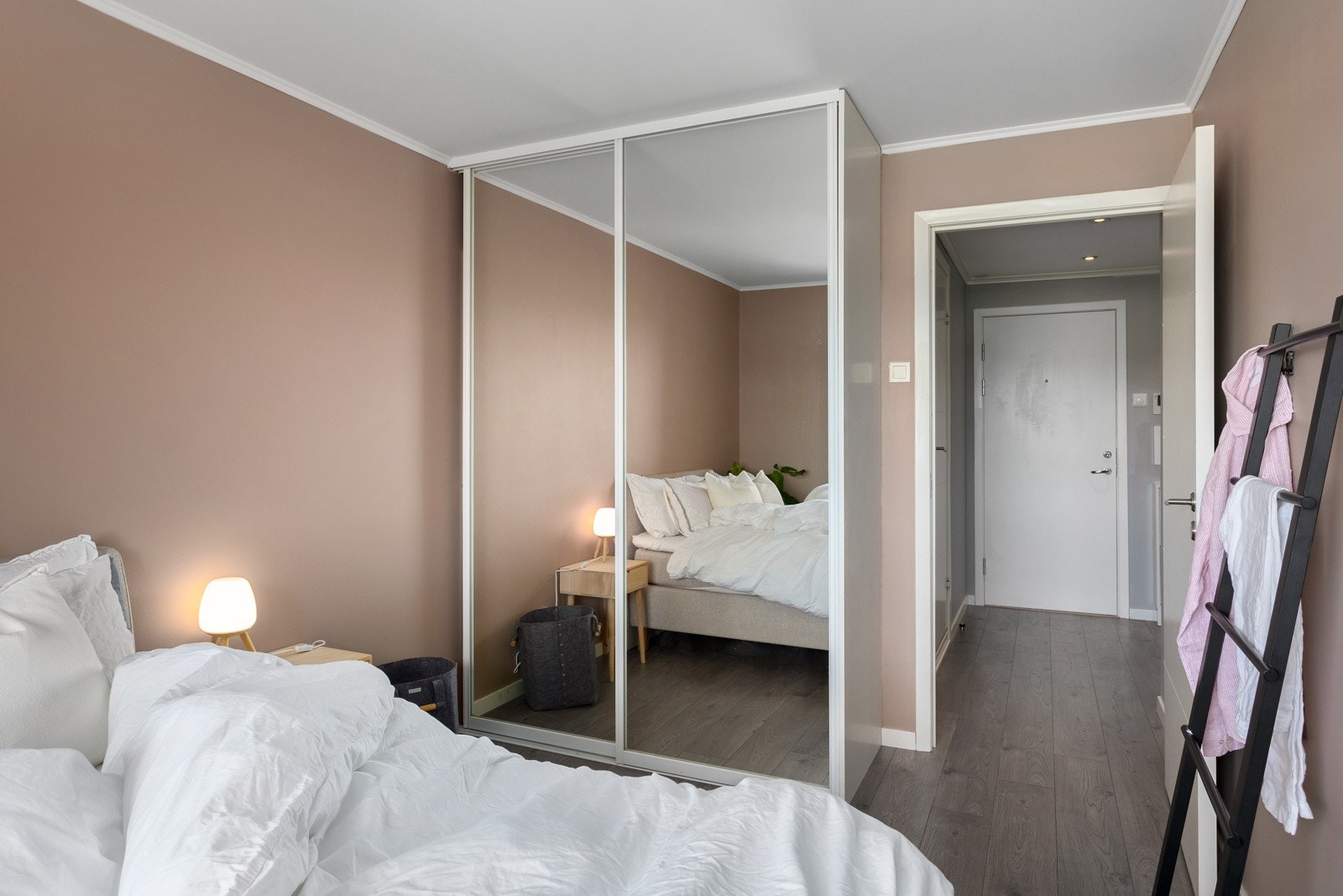 Godt med oppbevaringsplass i form av medfølgende garderobe. Galleribilde
