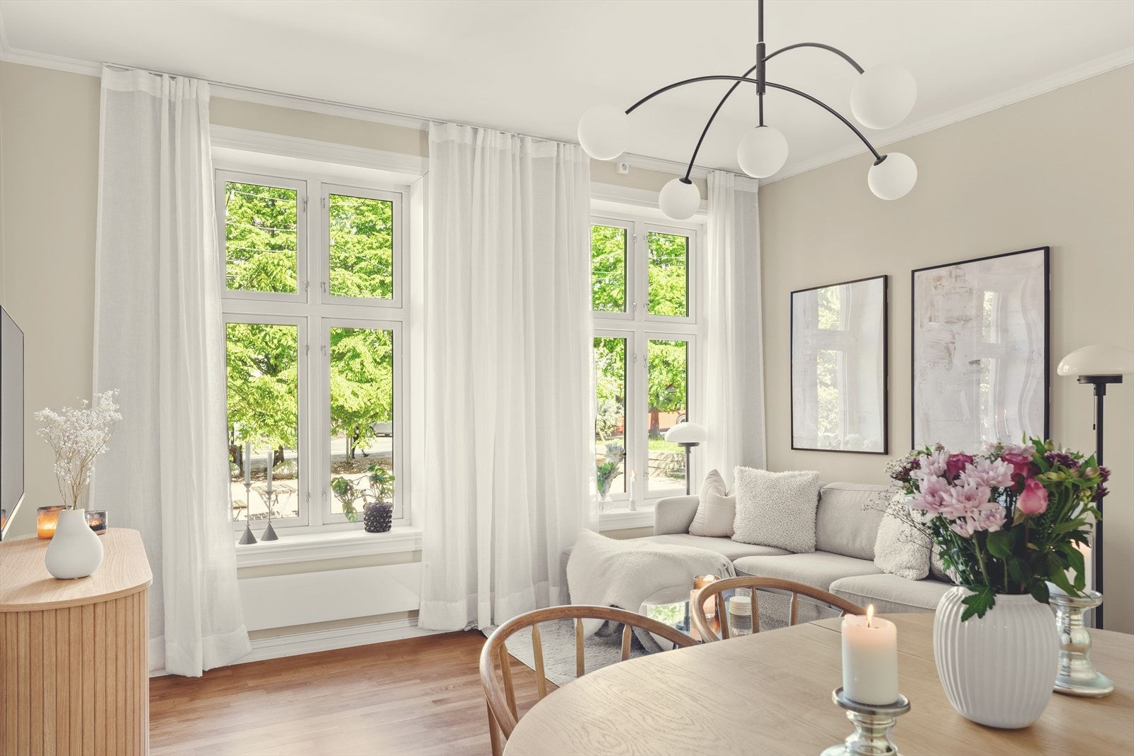 Stuen kan fordelaktig deles inn i flere soner, med plass til både spisebord og stoler samt sofagruppe Galleribilde