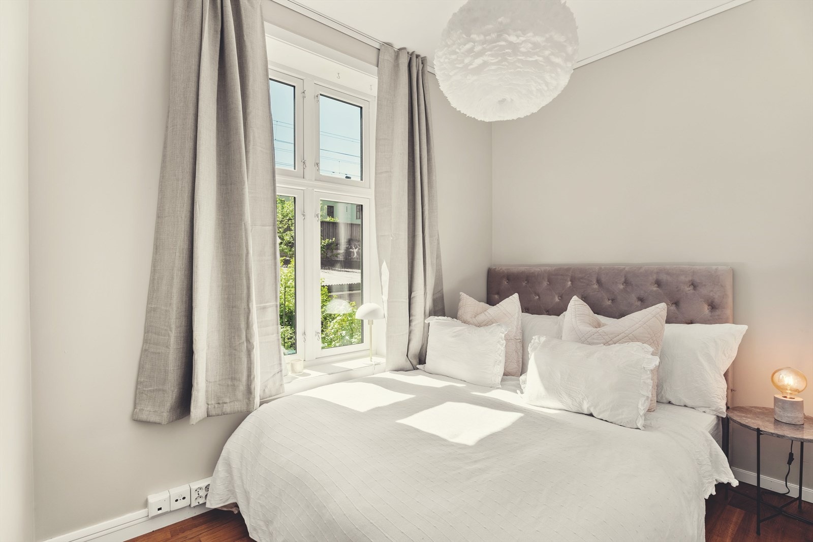 Soverom med plass til dobbeltseng og tilhørende møblement Galleribilde