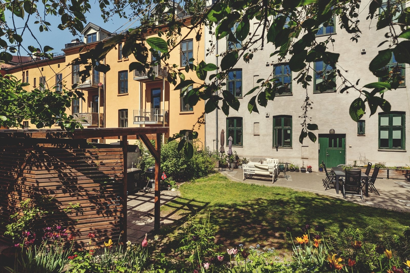 Klassisk, bevaringsværdig bygård fra 1892, gjennomgikk en omfattende rehabilitering i 2013 med gjennomgående god standard deretter Galleribilde