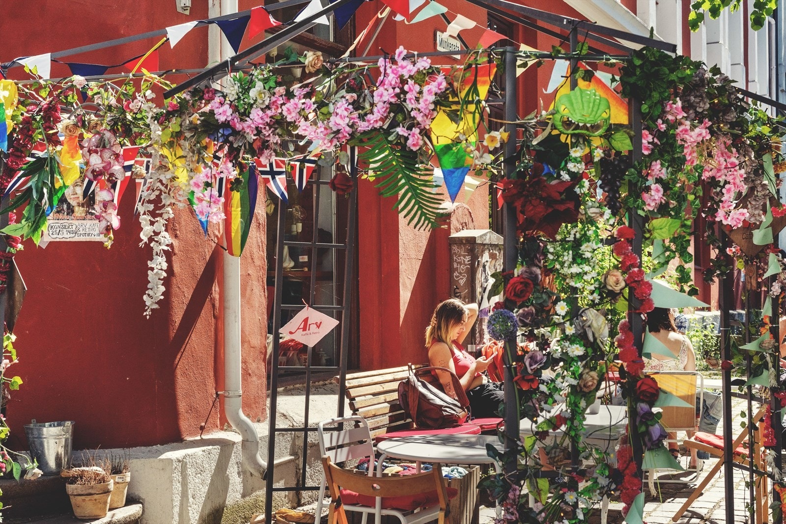 Området byr på en blanding av det gamle og nye, med brosteinsgater, historiske bygninger og trendy kaféer, restauranter og butikker like ved eiendommen Galleribilde