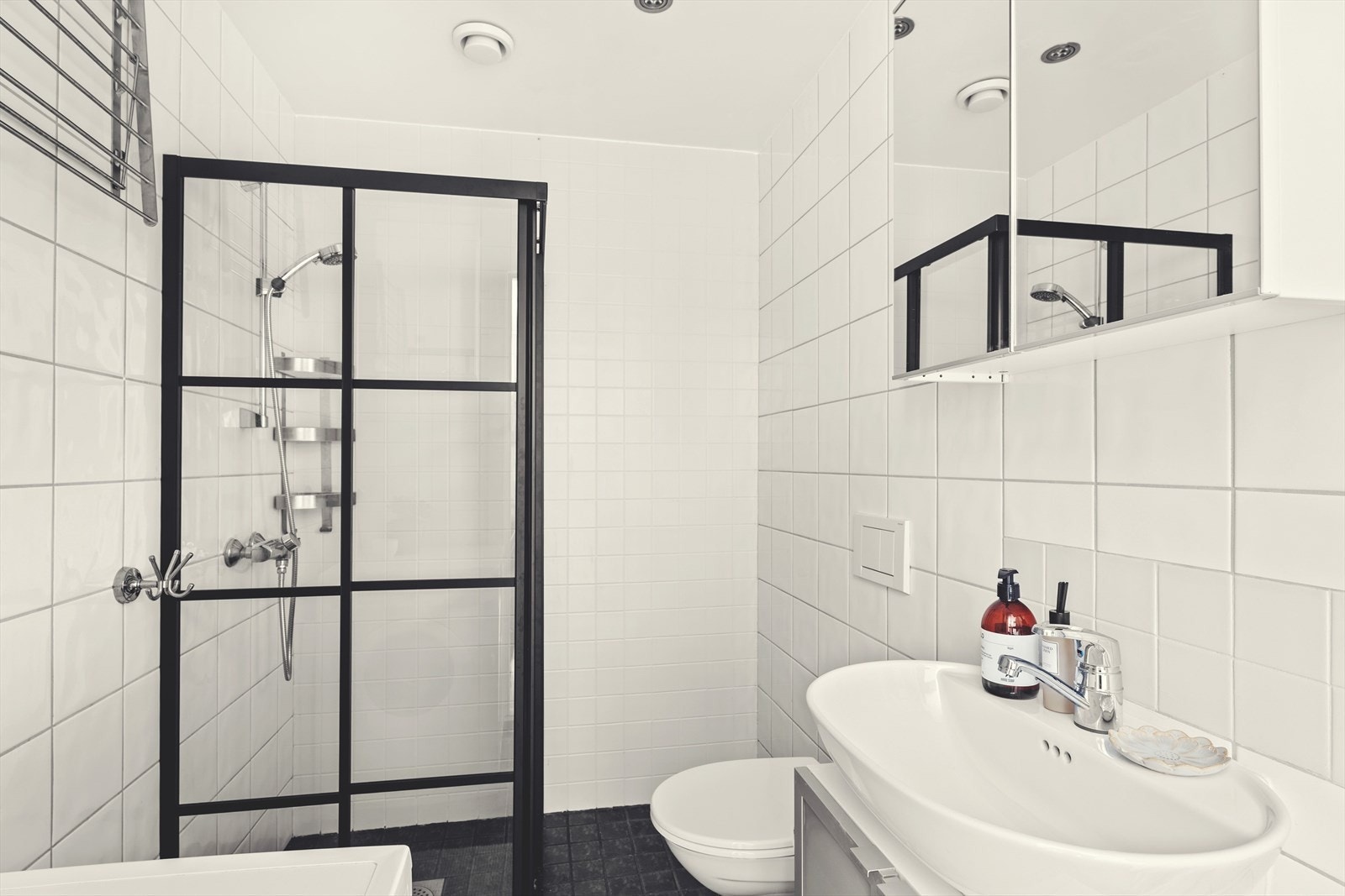 Delikat flislagt bad med varmekabler i gulv (2013) Galleribilde