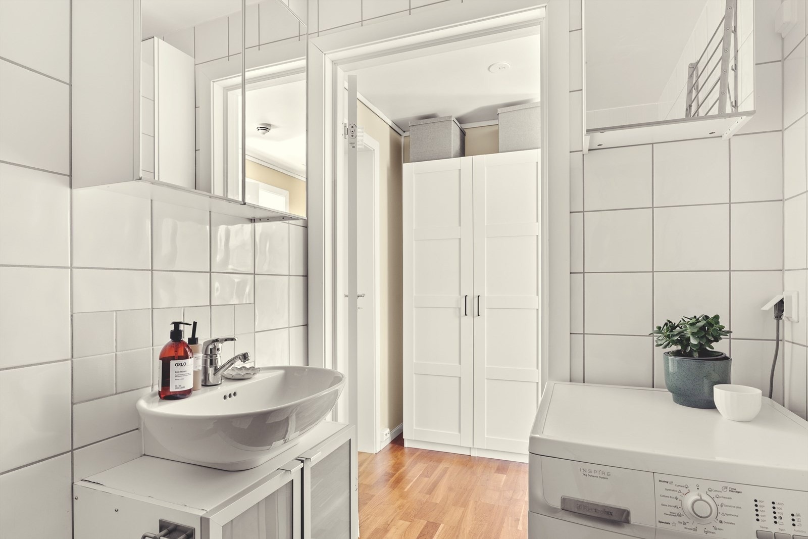 Utstyrt med heldekkende servant på underskap, speilskap og belysning - opplegg til vaskemaskin Galleribilde