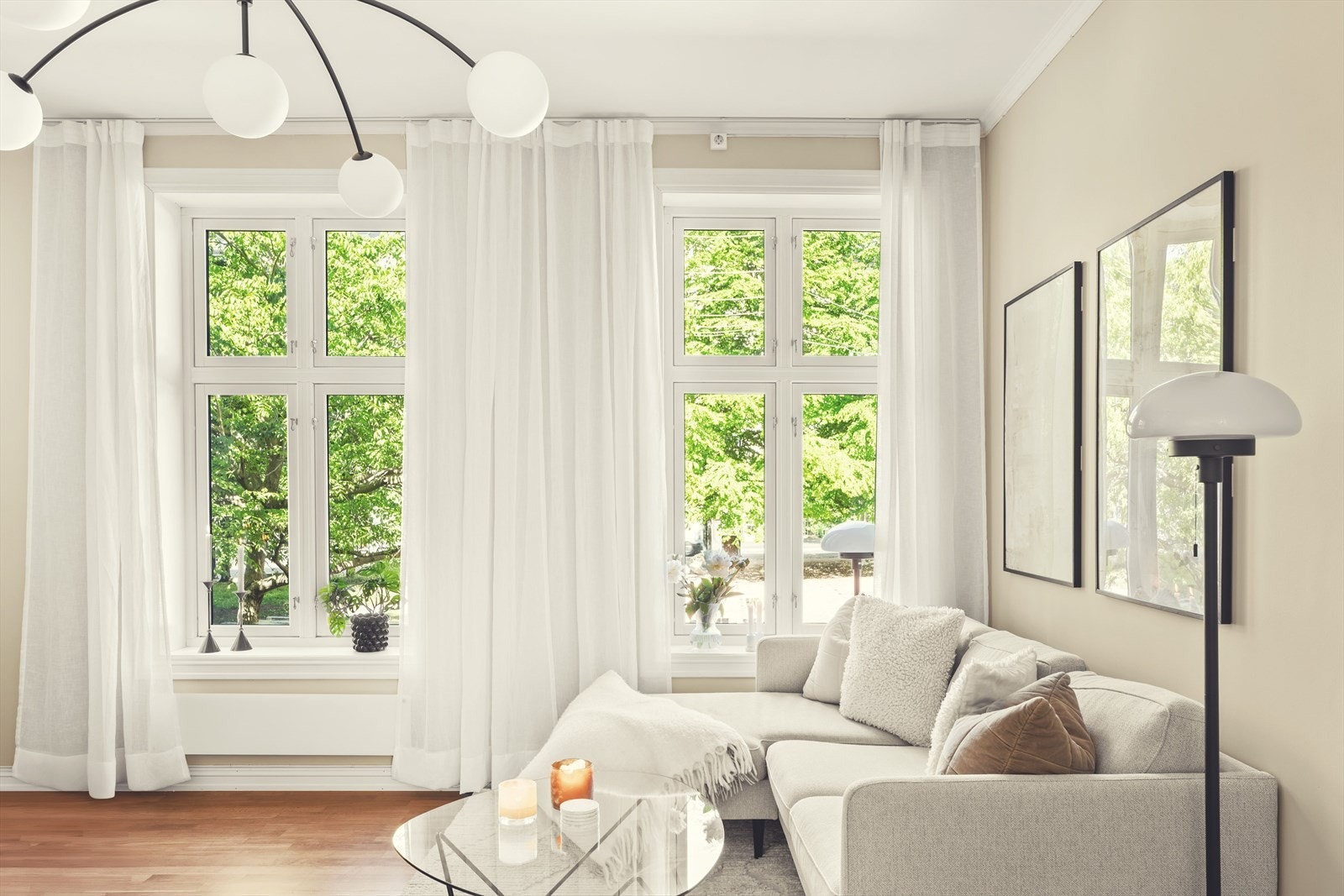 Store vindusflater slipper inn rikelig med naturlig lys Galleribilde