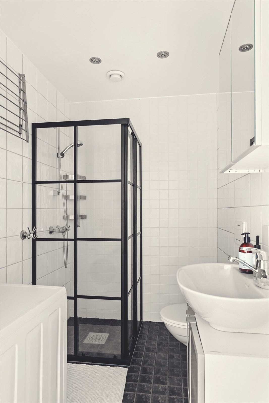 Vegghengt wc, håndklehenger, dusj med armatur og dusjvegger i herdet glass med sort ramme (ny i 2024) Galleribilde