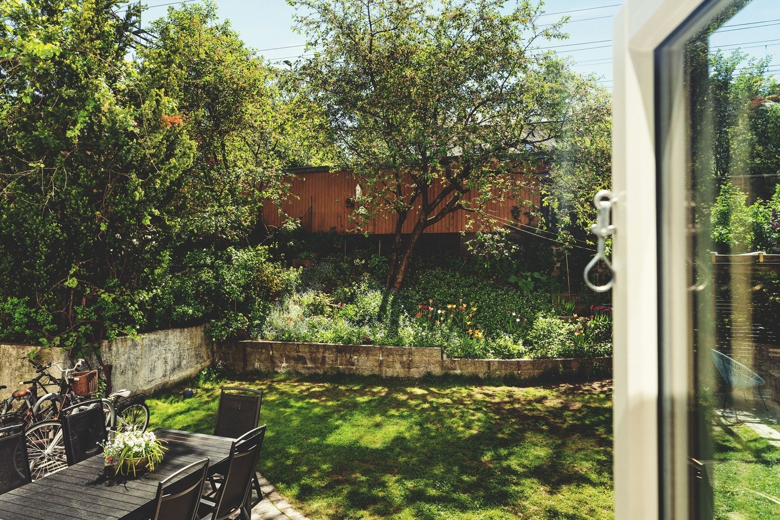 Hyggelig utsyn mot frodig bakgård Galleribilde