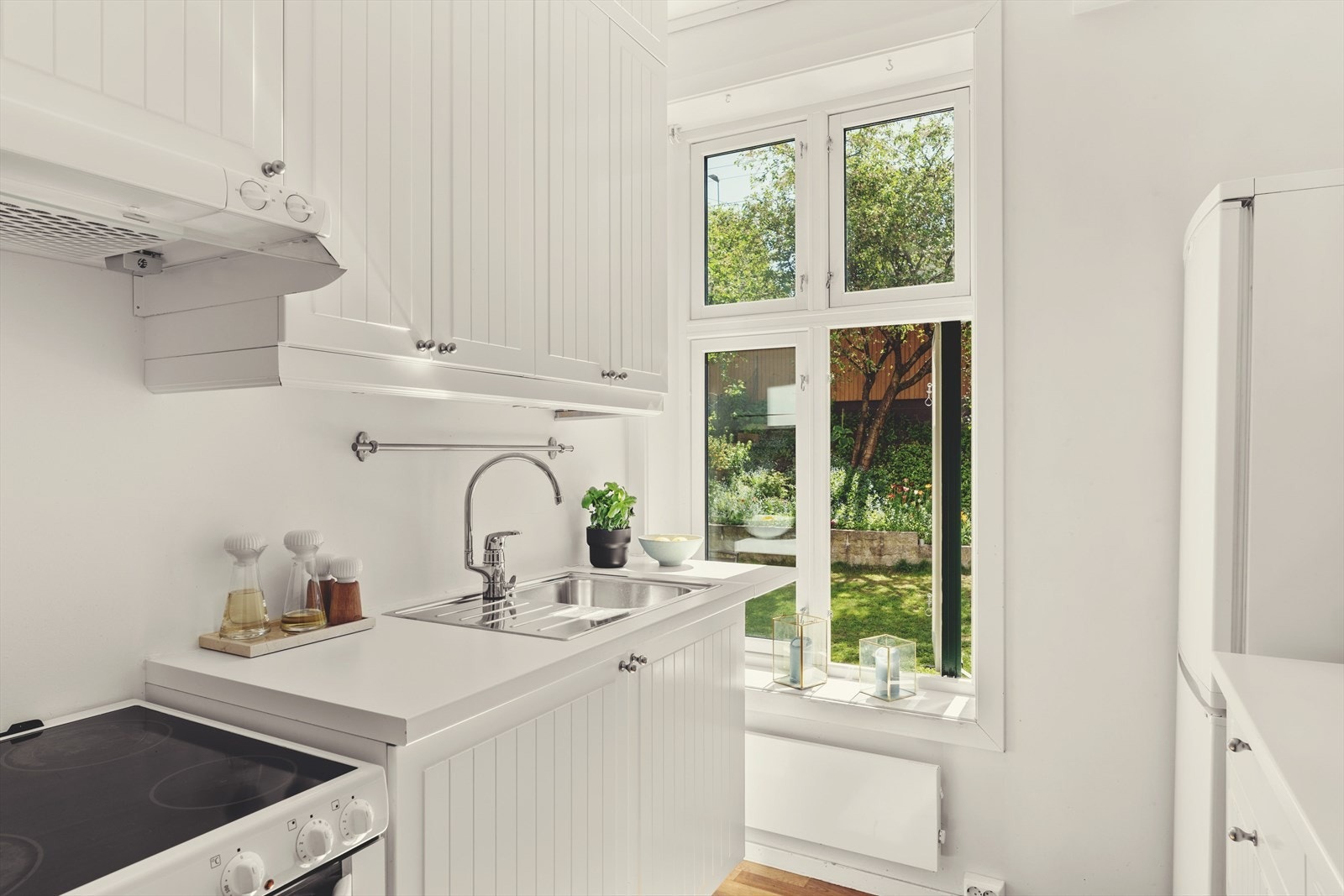 Laminat benkeplate med nedfelt benkebeslag og 1-greps blandebatteri Galleribilde