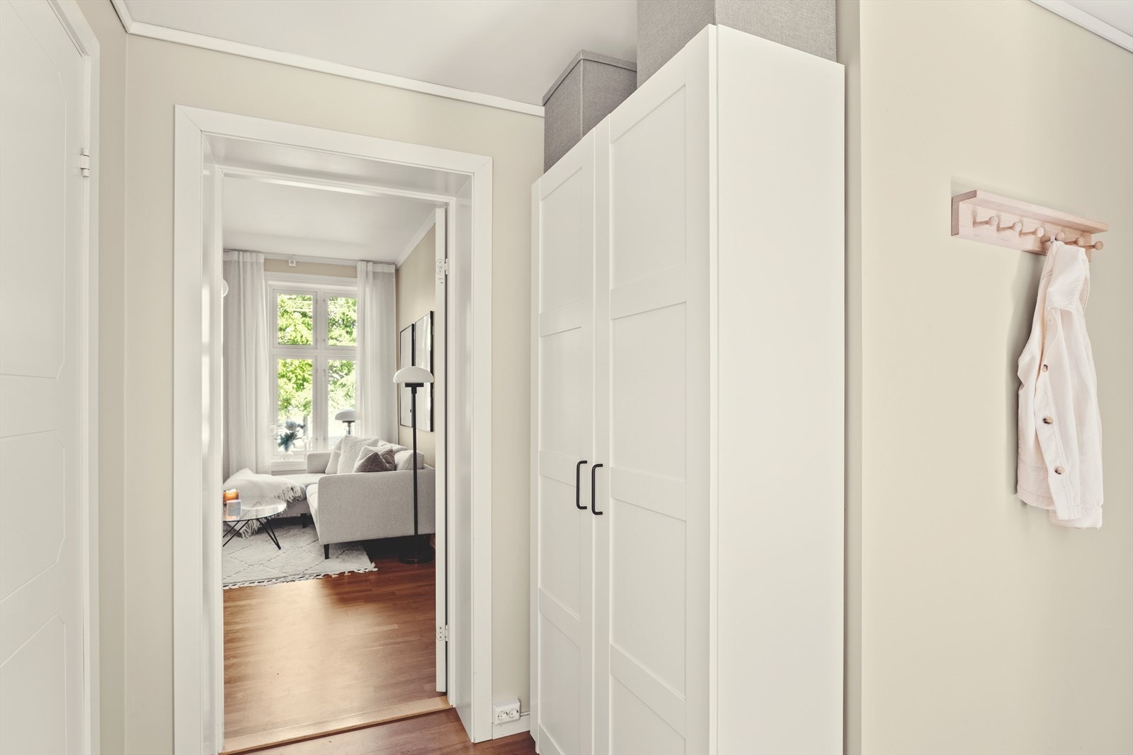 Entré/gang med plass til å henge av seg ytterklær og sko, samt et garderobeskap Galleribilde