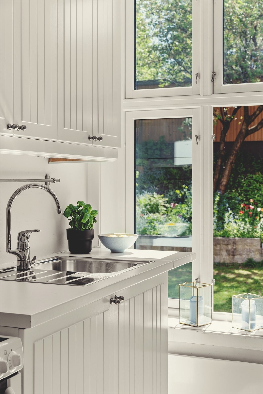 Her møtes du av moderne løsninger blandet med klassiske elementer som bl.a rosett, store vindusflater og god takhøyde Galleribilde