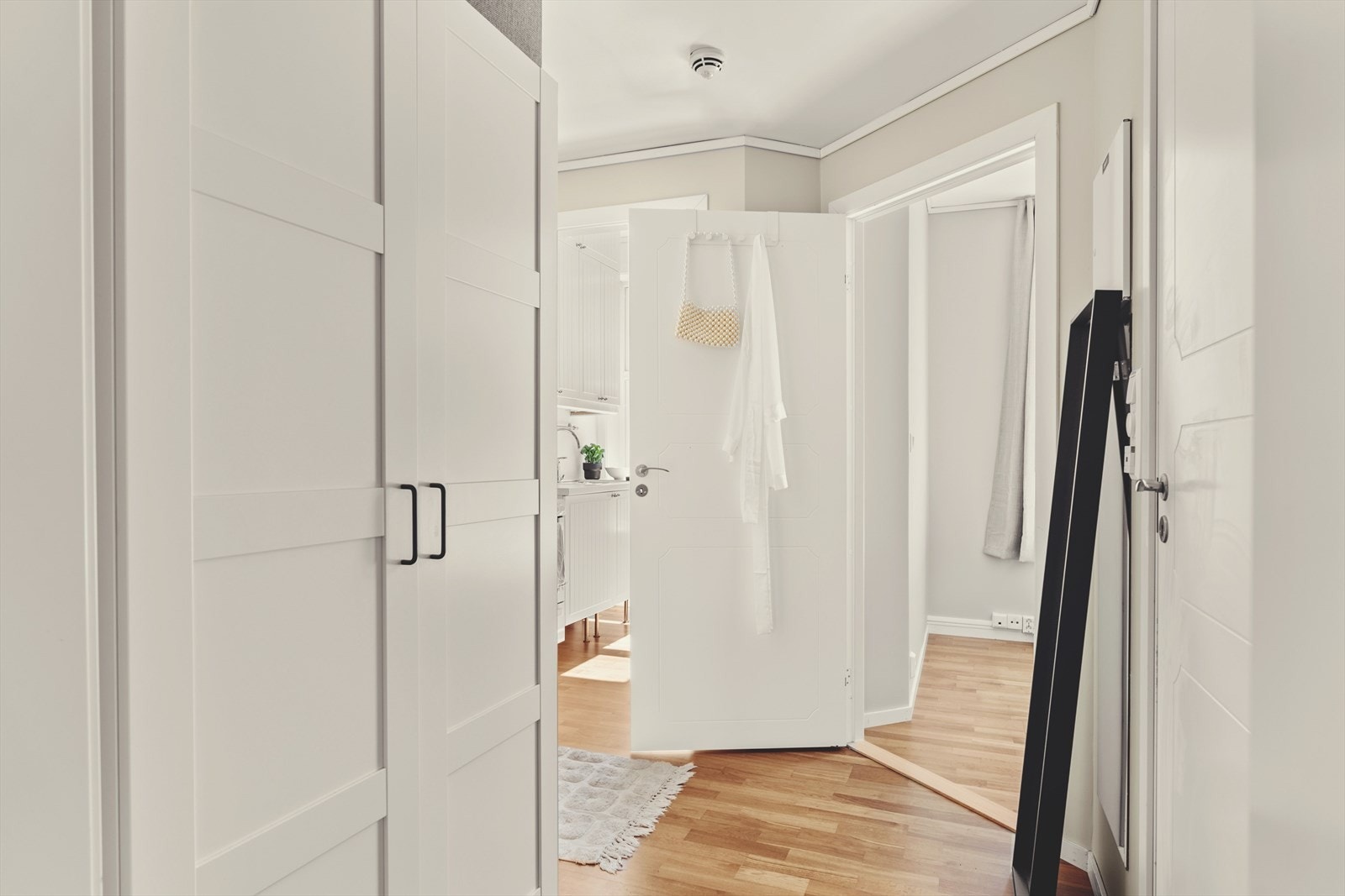 Det er malt i lune farger, noe som gir inntrykk av en luftig atmosfære Galleribilde