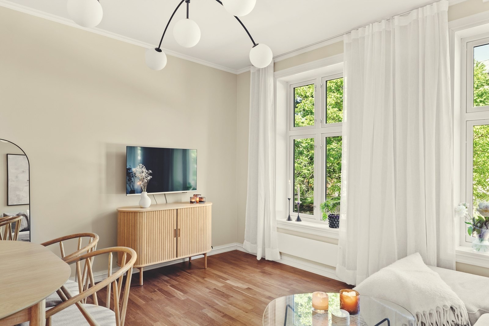 Innbydende stue med meget hyggelig utsyn mot Munkeparken, skjermet fra trafikk Galleribilde