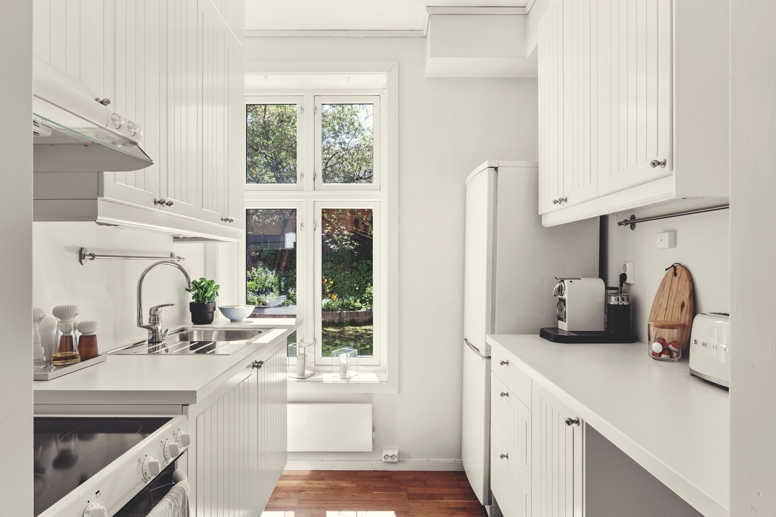 Flott kjøkken i en klassisk stil og innredning med hvite slette fronter (2013) Galleribilde