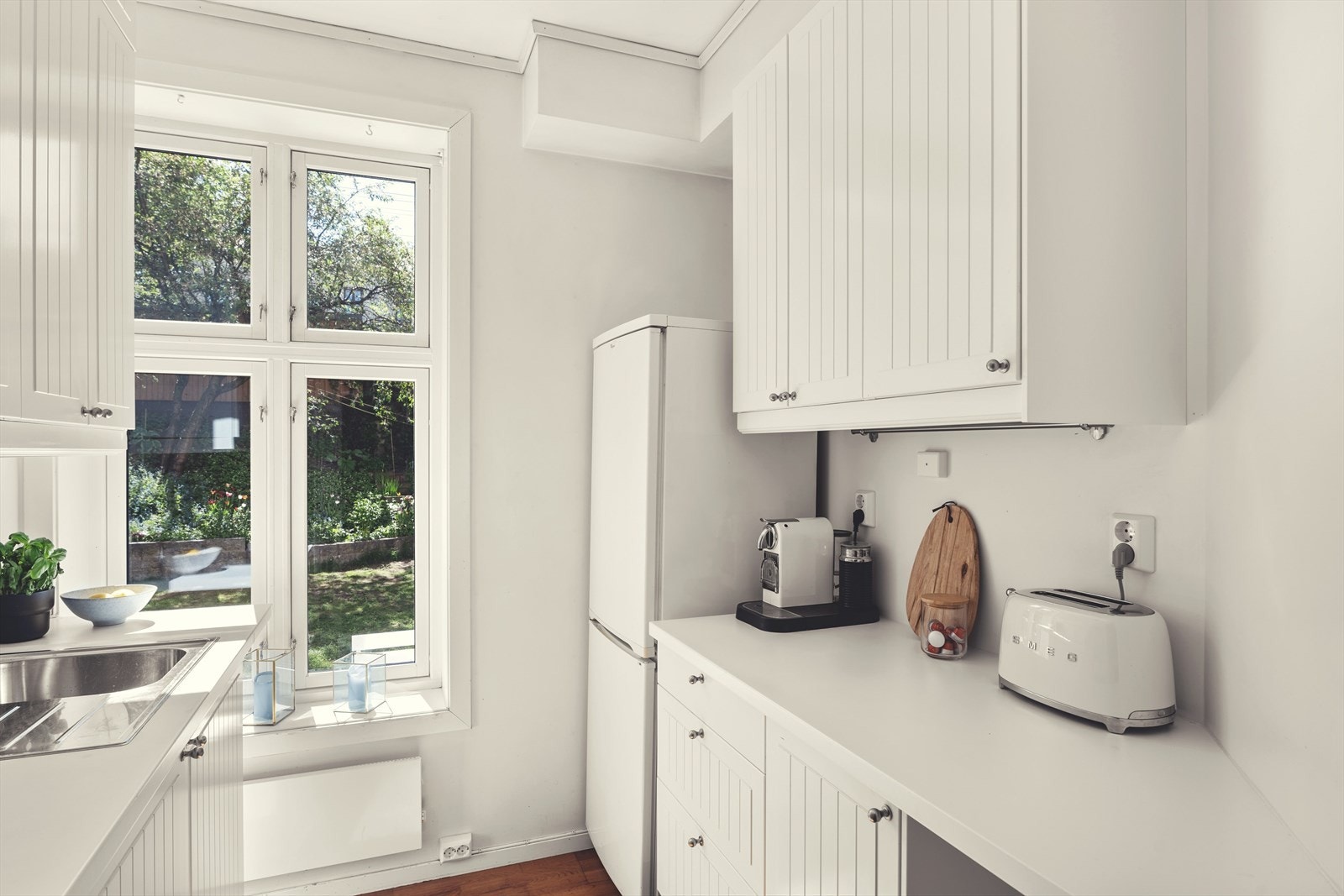 Hvitevarer inkluderer frittstående kjøleskap/fryser, ovn, koketopp og mekanisk avtrekk fra ventilator Galleribilde