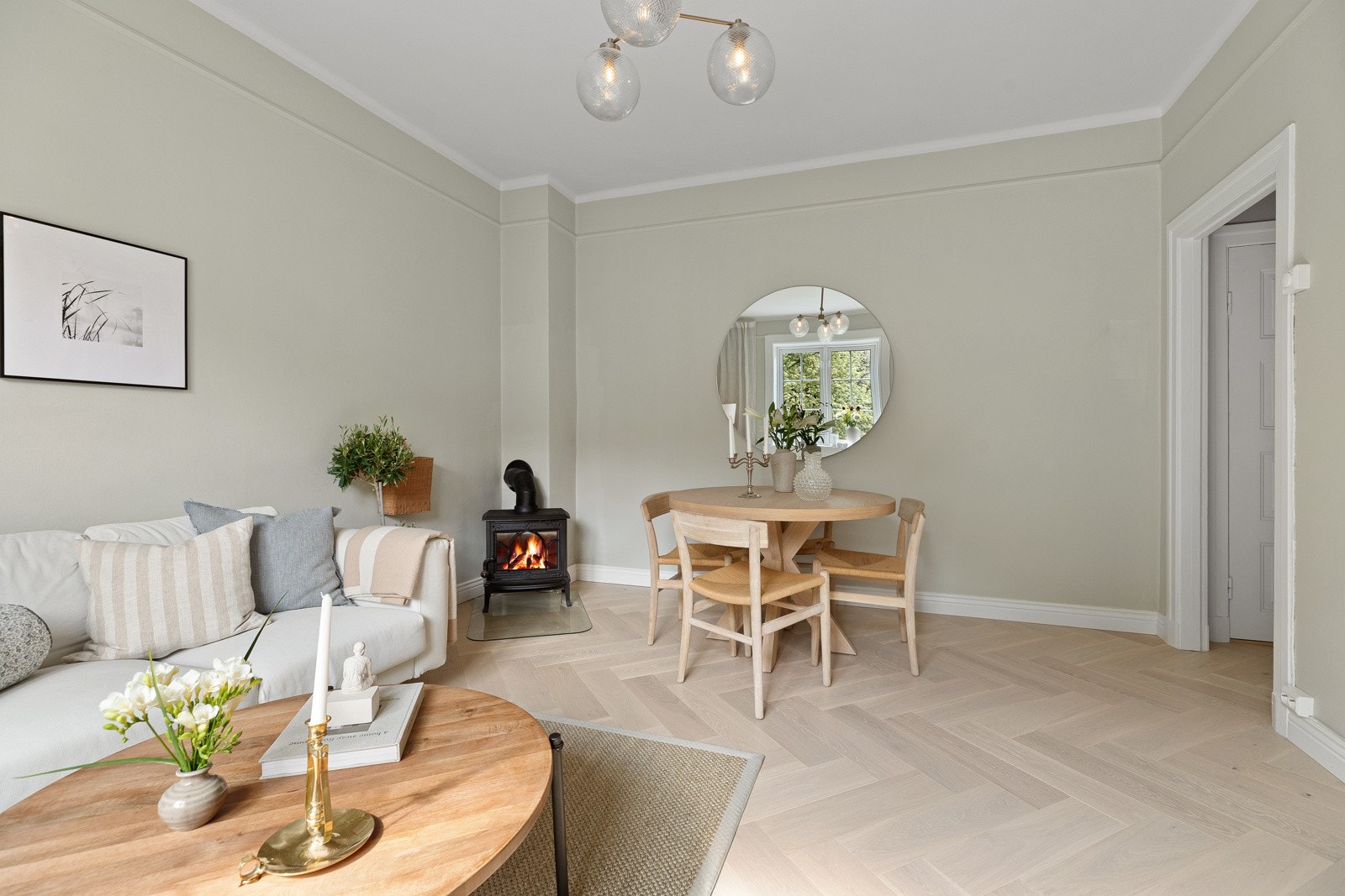 Peisen har en fin plassering, hvor den kan bidra til en avslappet stemning fra både sofaen og spisebordet på vinterstid Galleribilde
