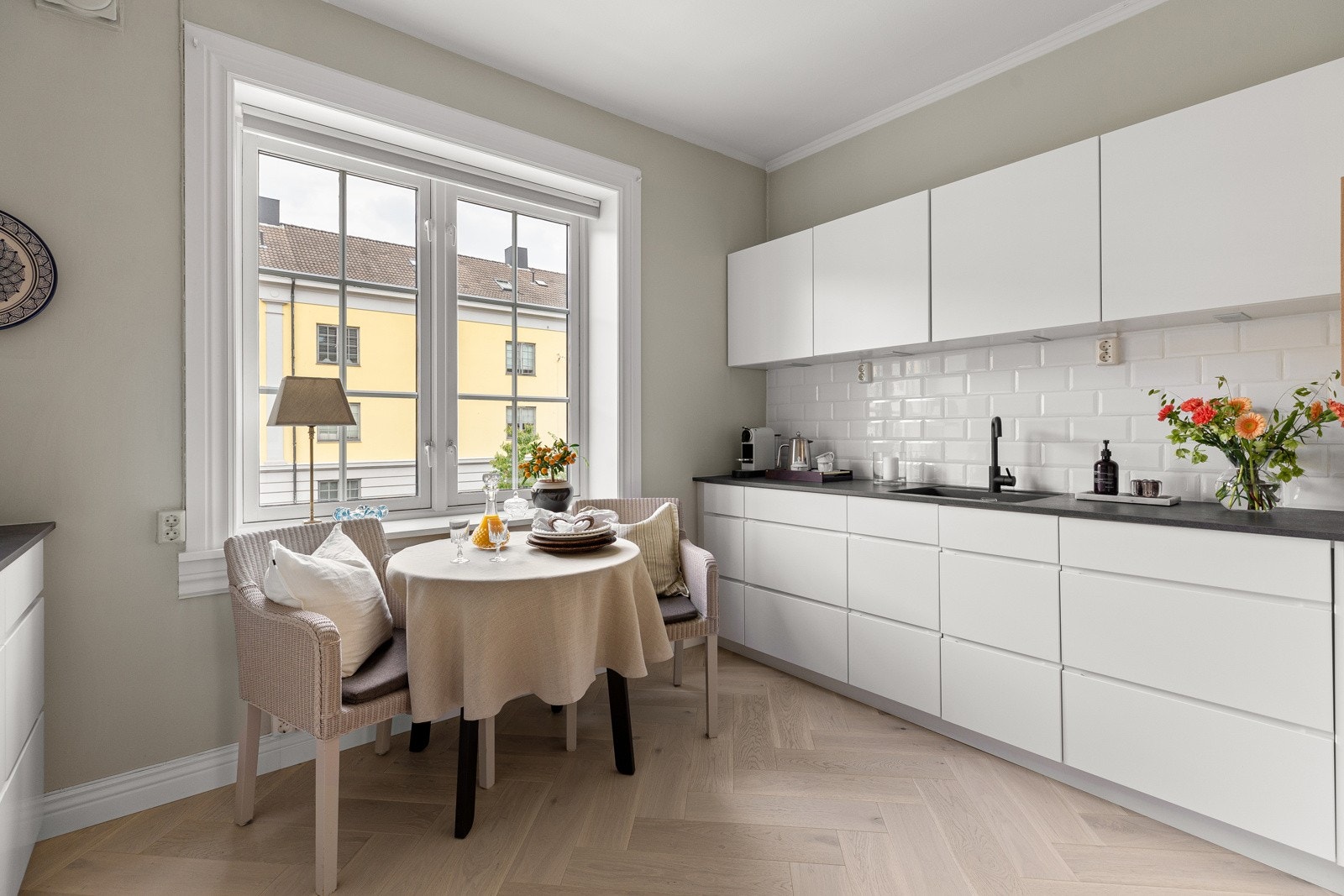 Her kan du nyte frokosten og morgenkaffen med skjønt og frodig utsyn Galleribilde