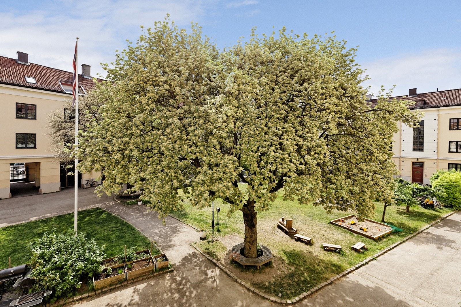Søylegården; Oslos triveligste borettslag! Tegnet at arkitekt var Christian H. Grosch Galleribilde