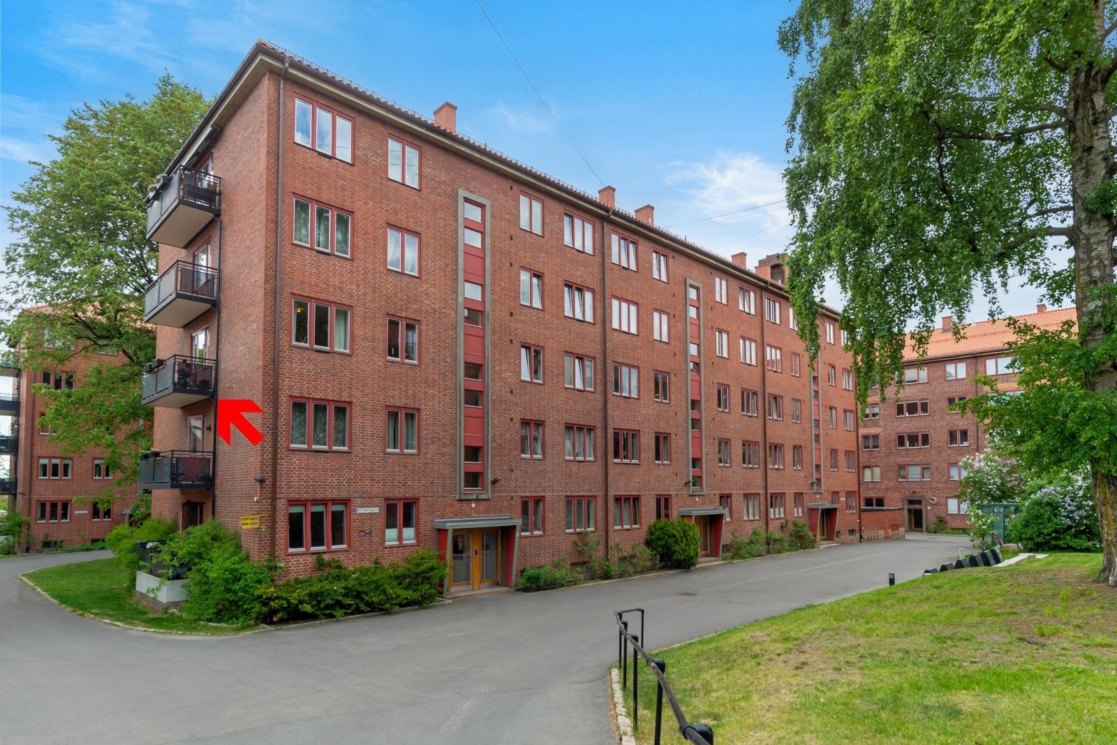 Byggets fasade med pil mot boligen. Galleribilde