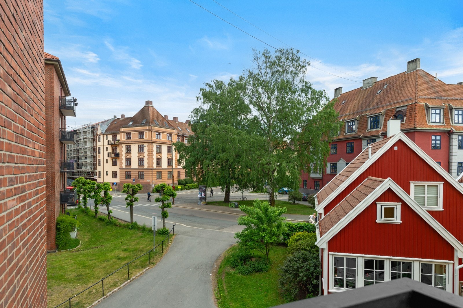 Leiligheten ligger tilbaketrukket til fra Bentsebrugata. Galleribilde
