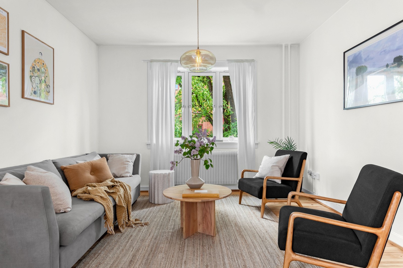 Stuen har rikelig med plass til diverse møblement og det er lett å etablere sofakrok eller sofagruppe. Galleribilde