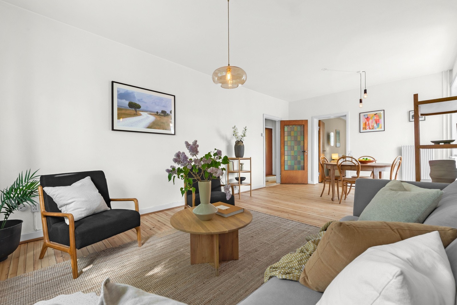 Gå inn fra boligens inngangsparti og du kommer til boligens romslige stue. Galleribilde