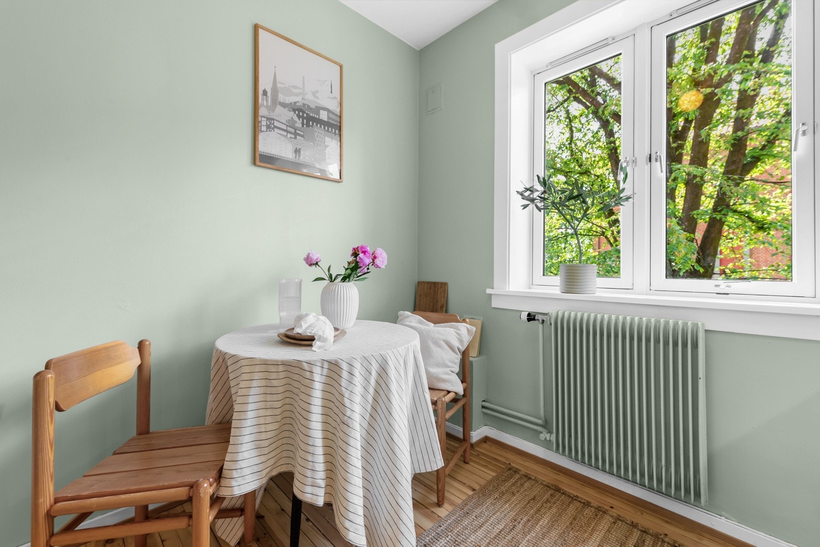 På kjøkkenet er det plass til lite spisebord. Galleribilde