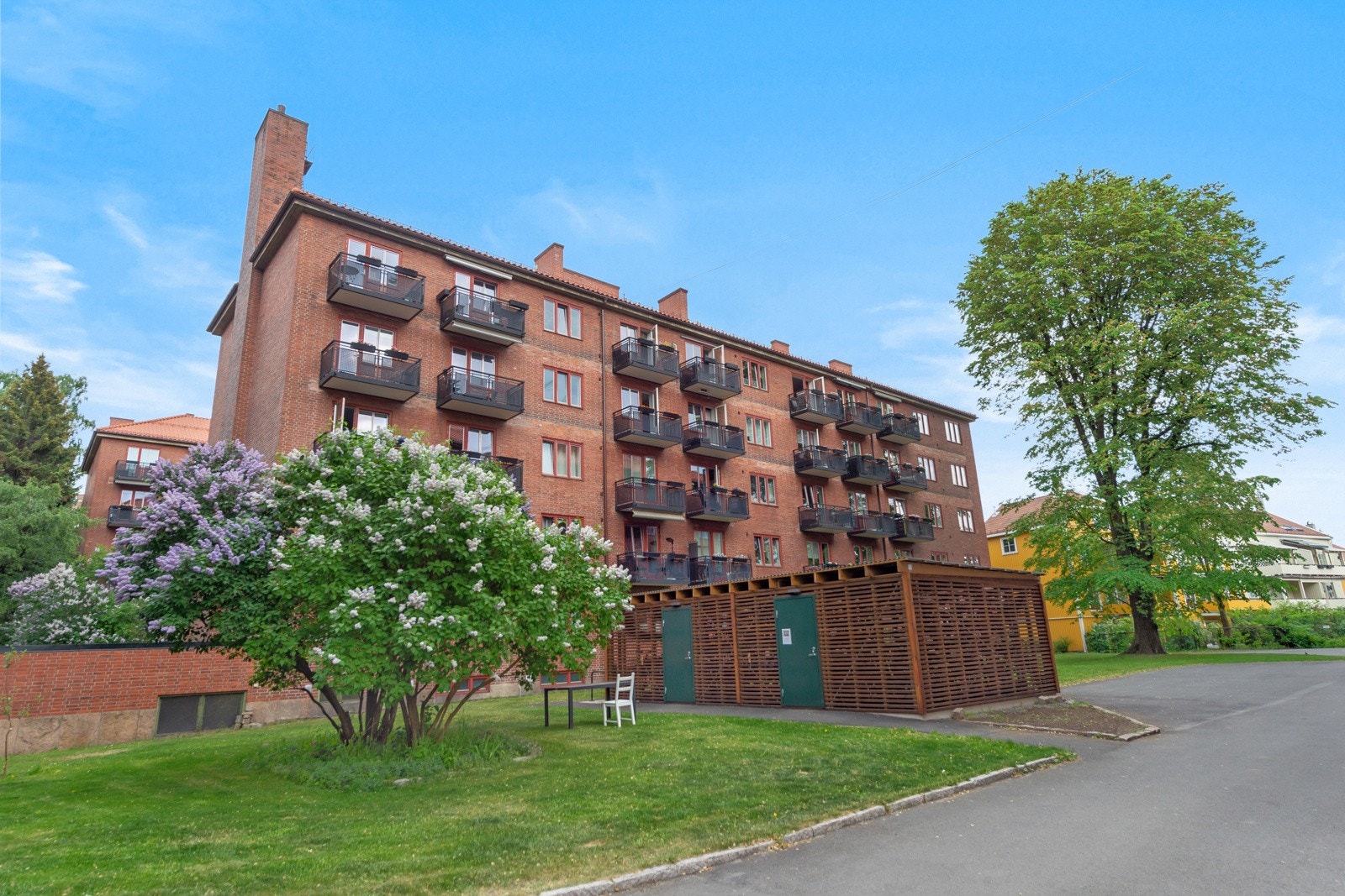 Borettslaget har bygget sykkelskur som brukes flittig av beboerne. Det oppleves enkelt å både hente og sette fra seg sykkelen i et trygt sykkelskur. Galleribilde