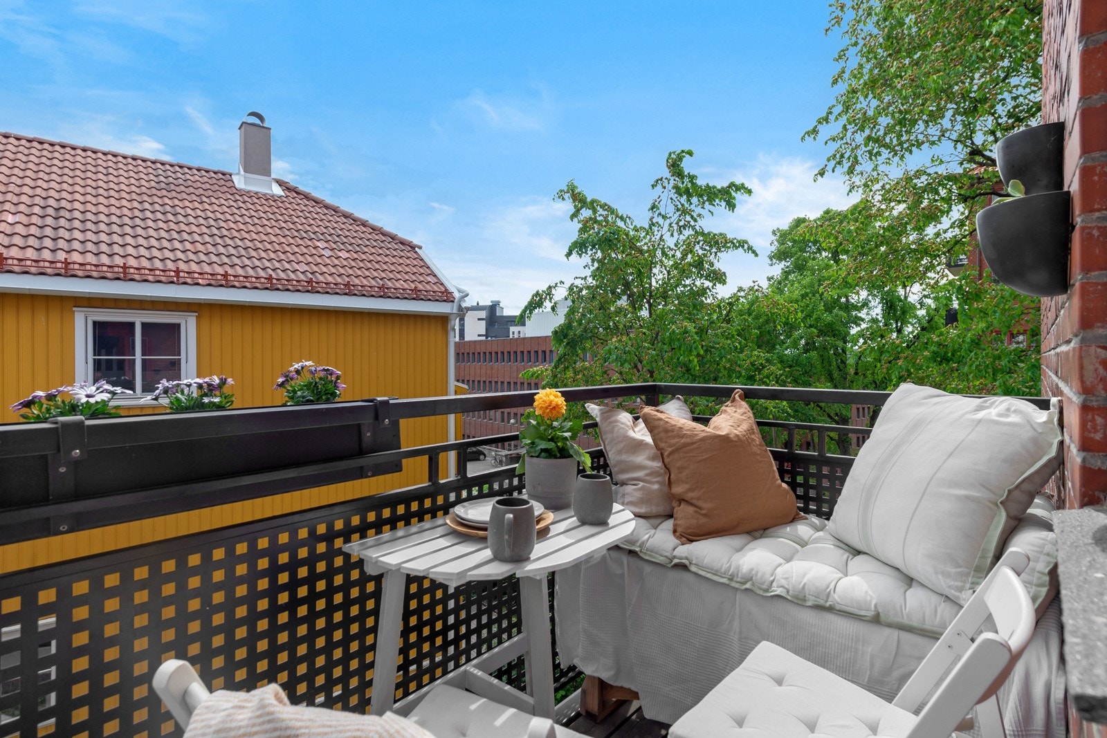 Balkongen vender mot sydøst og har formiddagssol. Galleribilde